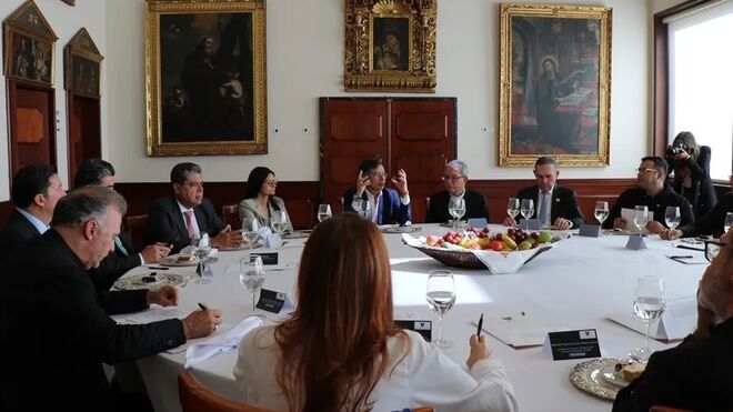 El presidente de Colombia, Gustavo Petro (c-i) el arzobispo de Bogotá, cardenal Luis José Rueda (c), y el presidente del Congreso de Colombia, el senador Efraín Cepeda (2-d), este lunes en la Arquidiócesis de Bogotá en Bogotá (Colombia)