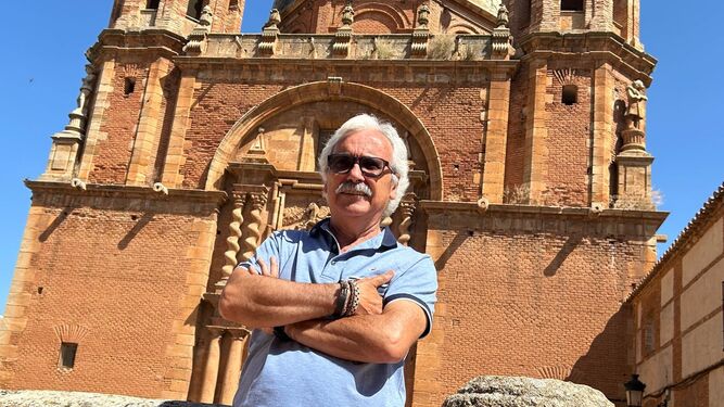 Pedro Ontoso en San Carlos del Valle, frente al llamado 'Vaticano de La Mancha'