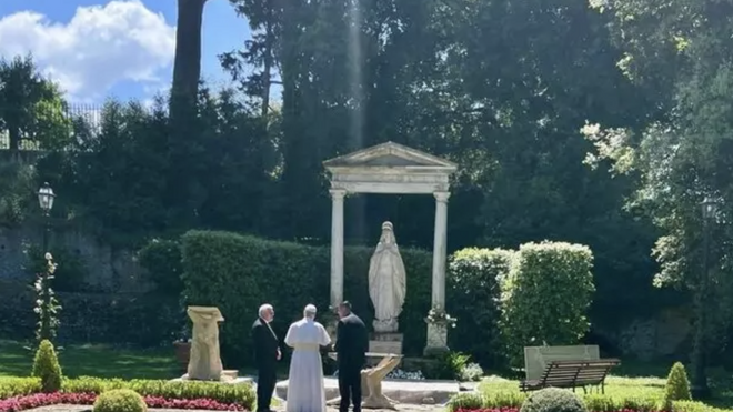Prevost, en los jardines de Castel Gandolfo
