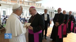 Daniel Fernández entregó a León XIV la invitación para visitar el país