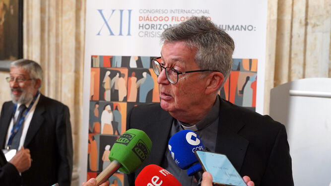 El rector García-Jalón atendiendo a los medios
