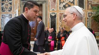 Salas Castañeda con el papa León XIV