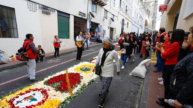 Alfombras de flores. Procesión del Corpus Christi en Quito