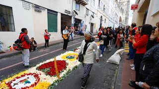 Alfombras de flores. Procesión del Corpus Christi en Quito