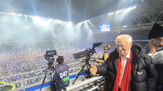 El Padre Ángel en el estadio del Oviedo