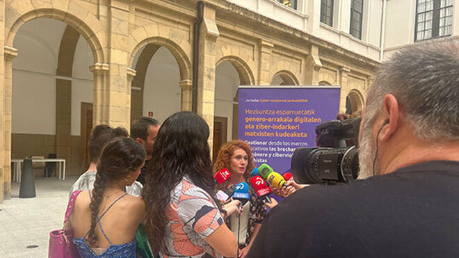 Estíbaliz Linares, directora del proyecto, atendiendo a los medios de comunicación