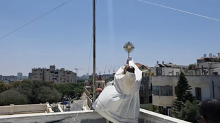 El franciscano benedice Tel Aviv desde la azotea del convento