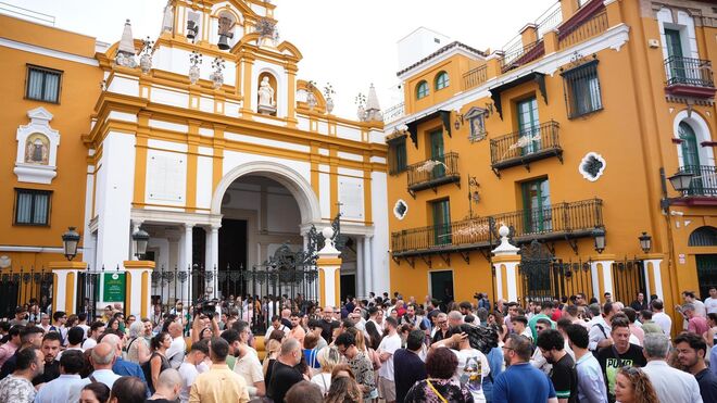 Concentración a las puertas de la Macarena