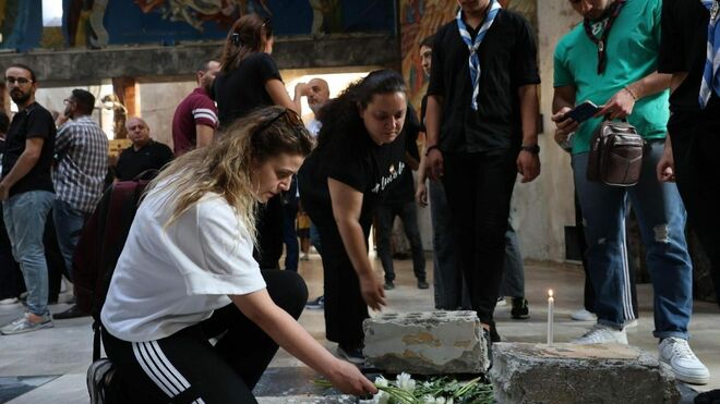 Oración durante una vigilia por las víctimas del ataque suicida en la iglesia de Mar Elias en Siria