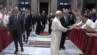 El Papa saluda a los seminaristas en San Pedro