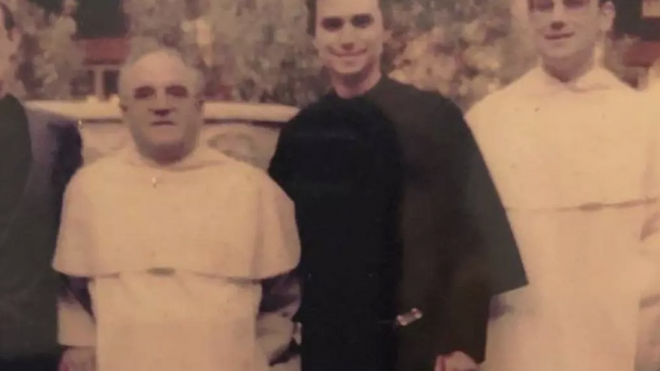 El joven agustino Prevost, con dos dominicos