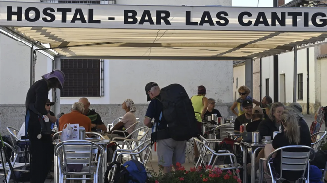 Peregrinos en un bar en el Camino de Santiago