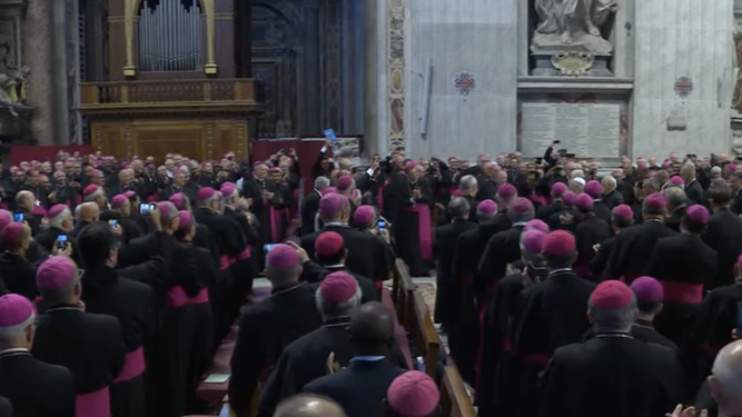 Centenares de obispos de todo el mundo, con el Papa