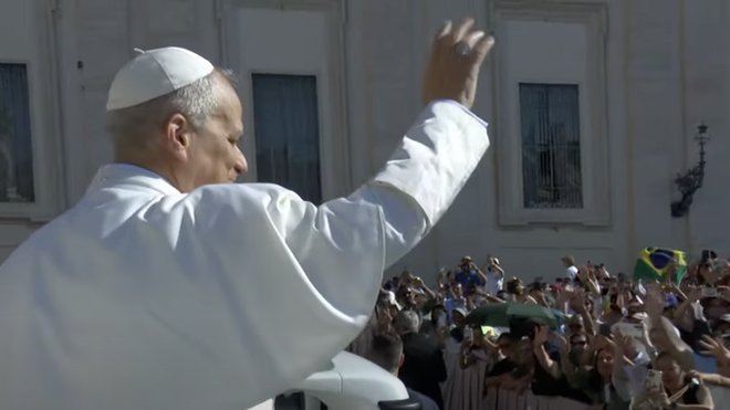 León XIV saluda a los fieles