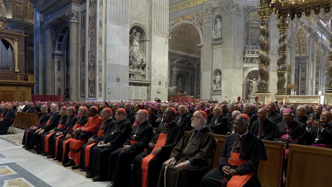 Obispos y cardenales escuchan al Papa