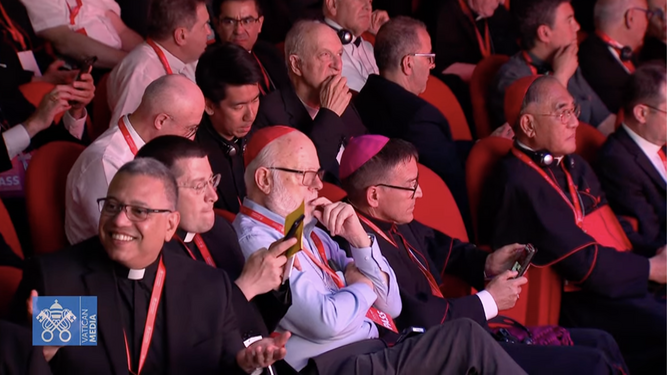 Cardenales, obispos y sacerdotes en el Encuentro Internacional de Sacerdotes Felices
