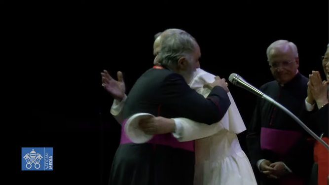 León XIV abraza al sacerdotes de Castellón