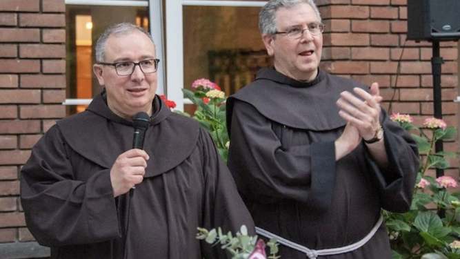 Francesco Ielpo (iz) con el P. Francesco Patton