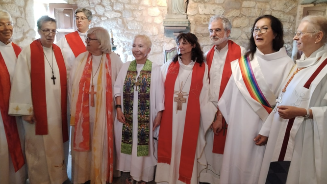 Obispas y presbiteras con la nueva obispa al final de la celebracion
