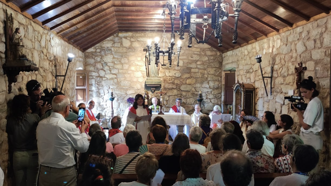 La capilla del pazo llena de gente en la celebración