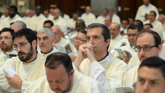 Sacerdotes en la basílica de san Pedro
