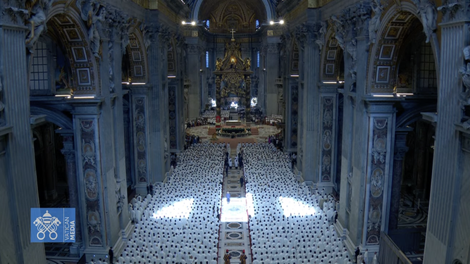 La basílica de San Pedro, revestida de blanco en el Jubileo de los sacerdotes