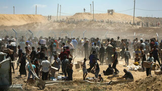 Palestinos esperando suministros