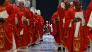 León XIV preside la procesión en la misa de San Pedro y San Pablo