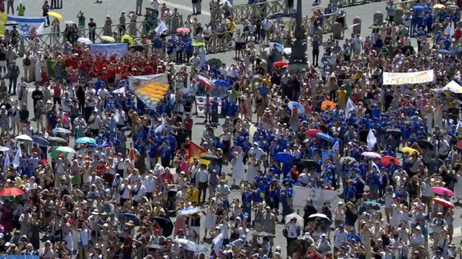 Una multitud en la plaza de San Pedro