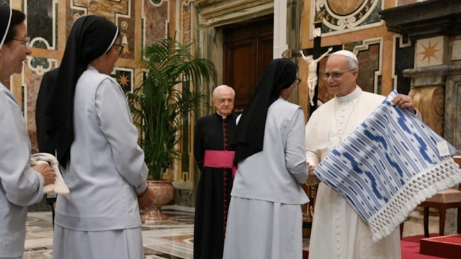 El Papa saluda a as representantes de congregaciones femeninas