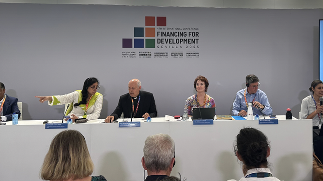 El arzobispo Caccia, con miembros de Caritas Internacional en Sevilla