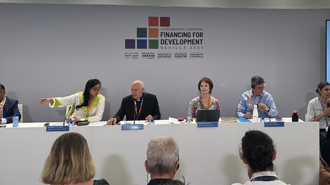 El arzobispo Caccia, con miembros de Caritas Internacional en Sevilla