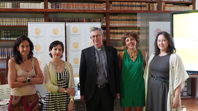 El rector de la UPSA con las participantes en la jornada