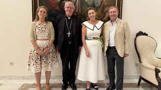 Los representantes de Manos Unidas, con el arzobispo de Sevilla