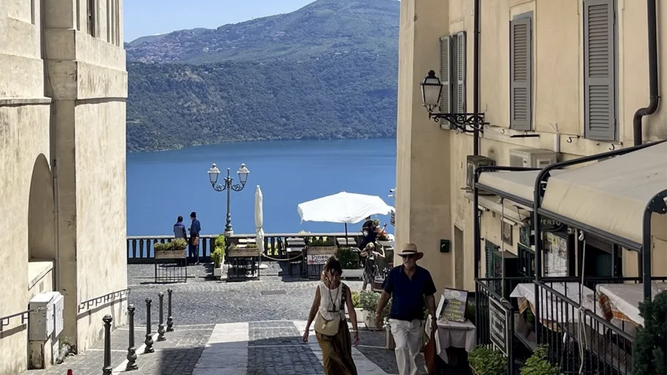 Castel Gandolfo, con el lago Albano al fondo