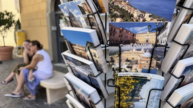 Guías y postales en Castel Gandolfo ante la reactivación turística