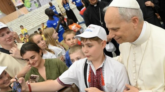 León XIV se hace un selfie con un niño ucraniano