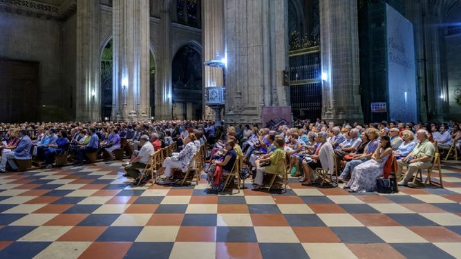 Acto en el interior de la catedral de Segovia