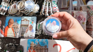 Puesto de recuerdos en el Vaticano