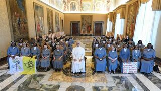 El Papa, con las Hermanas Agustinas Siervas de Jesús y María