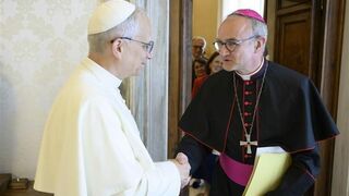 León XIV con el obispo francés Thibault Verny