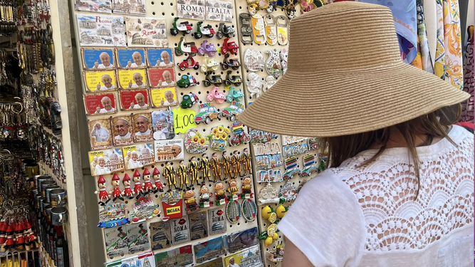 Una mujer en una tienda de suvenires en el Vaticano