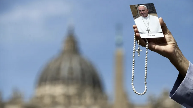 Un rosario y una estampa de Francisco