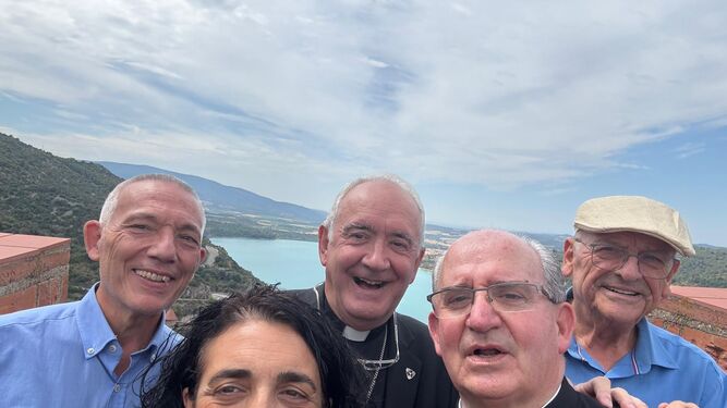 Pérez Pueyo, con algunos acompañantes en la conmemoración en Torreciudad