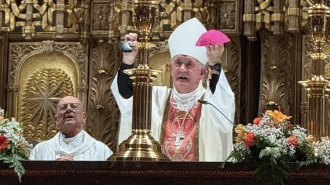Pérez Pueyo ofrece el solideo y el rosario que le regaló León XIV