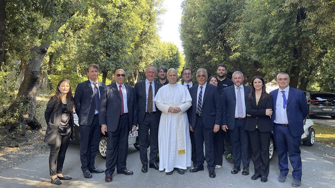 El Papa, con los técnicos de la empresa que desarrolló los coches eléctricos