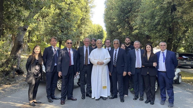 El Papa, con los técnicos de la empresa que desarrollaron los coches eléctricos