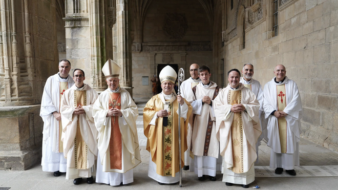 El arzobispo Prieto, con los nuevos sacerdotes