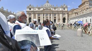 Distribución de L'Osservatore di Strada en la plaza de San Pedro