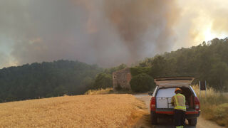 Los bomberos siguen trabajando para controlar el incendio de Tortosa